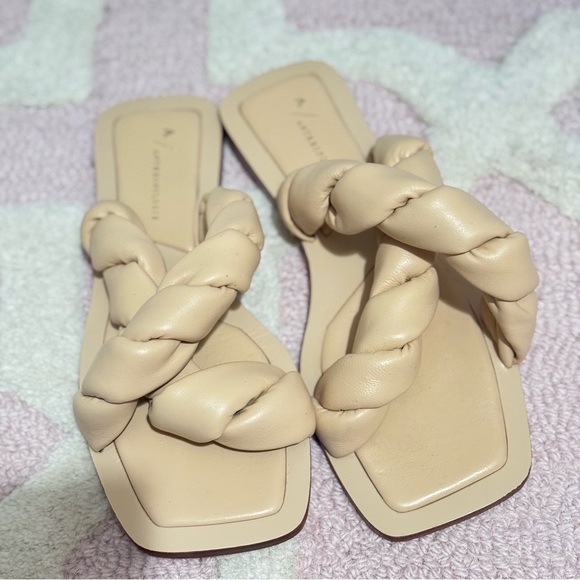 ANTHROPOLOGIE | MINIMALIST LEATHER TWIST PUFF LUXURY DESIGNER VACATION SANDAL - Picture 2 of 3